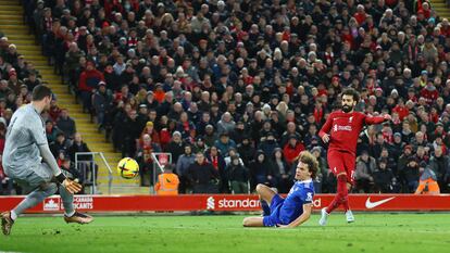 Mohamed Salah dispara a portería en el Liverpool - Leicester de este viernes.