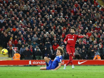 Mohamed Salah dispara a portería en el Liverpool - Leicester de este viernes.