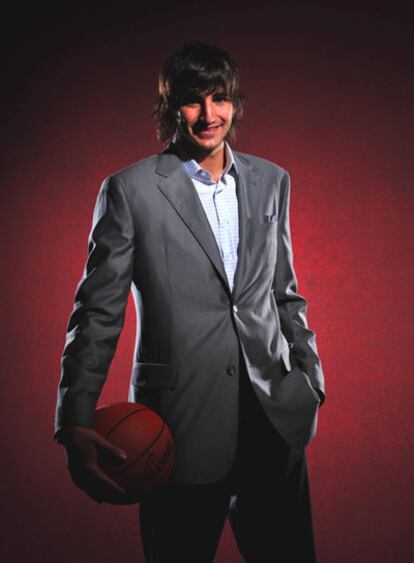 Ricky Rubio, posando para el pasado <i>draft</i> de la NBA.