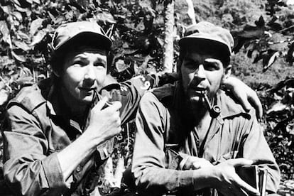 Ral Castro lleva a la sombra de su hermano Fidel desde que ambos fueran guerrilleros en la clandestinidad. En la imagen, el hermano del lder cubano (la la izquierda) con el Ch Guevara en la Sierra de Cristal en 1959. Ahora ser el primer responsable de la Revolucin cubana