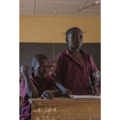 Estudiantes de distintas edades pueden coincidir en una misma aula y curso. Dependerá de cuándo hayan iniciado su escolarización y del seguimiento de las clases. La escuela Banifandou III, en la imagen, ha doblado su capacidad desde su creación en 2005, de seis aulas y seis profesores, a 13 aulas y 12 educadores. La directora lamenta no contar con una oficina propia, puesto que su despacho es la misma clase. En la fotografía, los alumnos atienden en clase.