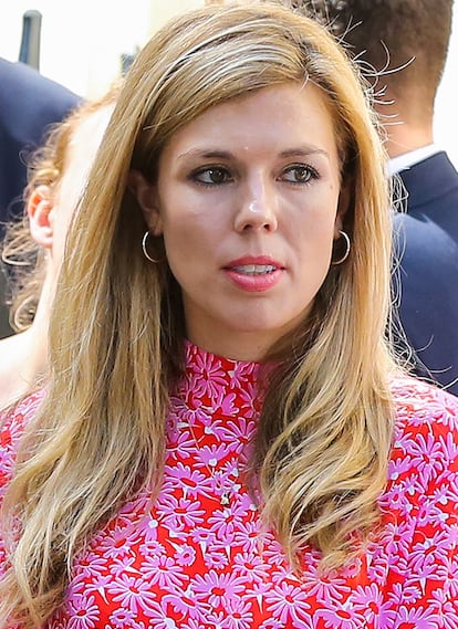 Agota lo que viste.

A Carrie Symonds la hemos podido ver en el número 10 de Downing Street escuchando el discurso de Johnson tras ser nombrado primer ministro. Para la ocasión, lució un vestido de la marca inglesa Ghost, que se agotó en horas. El modelo en cuestión ha llegado incluso a duplicar su precio (120 libras) en Ebay.