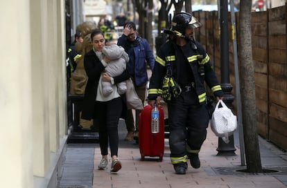 Un bombero ayuda a una familia durante el desalojo.