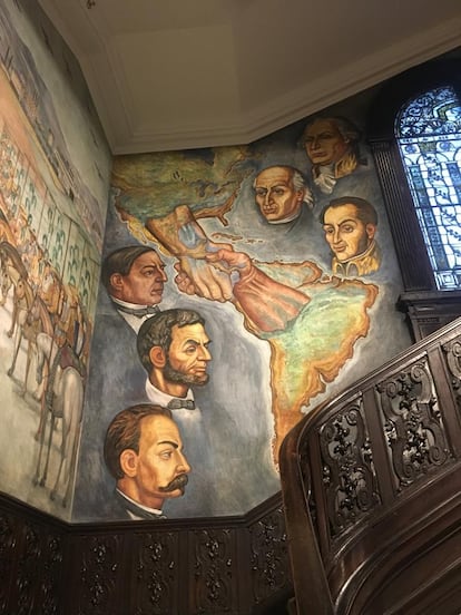 Fragmento del mural del Instituto Cultural mexicano en Washington, obra de Roberto Cueva del Río. En la parte de la izquierda, de arriba abajo: Benito Juárez, Abraham Lincoln y José Martí. En la de la derecha, desde arriba: George Washington, Miguel Hidalgo y Simón Bolivar.