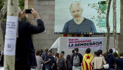 Videoconferencia de Julian Assange en Barcelona. 