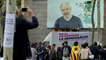 Videoconferencia de Julian Assange en Barcelona.