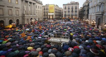 Manifestantes se concentram na praça de Sant Jaume.