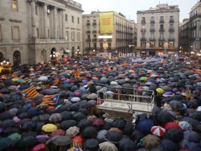 Manifestantes se concentram na praça de Sant Jaume.