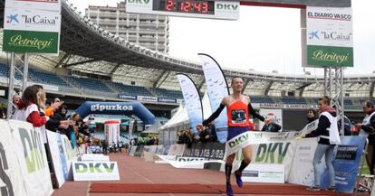 El atleta Carles Castillejo entra en la meta este domingo en San Sebastián.