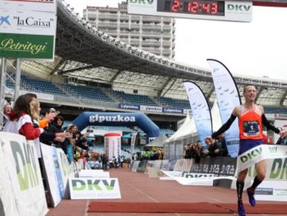 El atleta Carles Castillejo entra en la meta este domingo en San Sebastián.