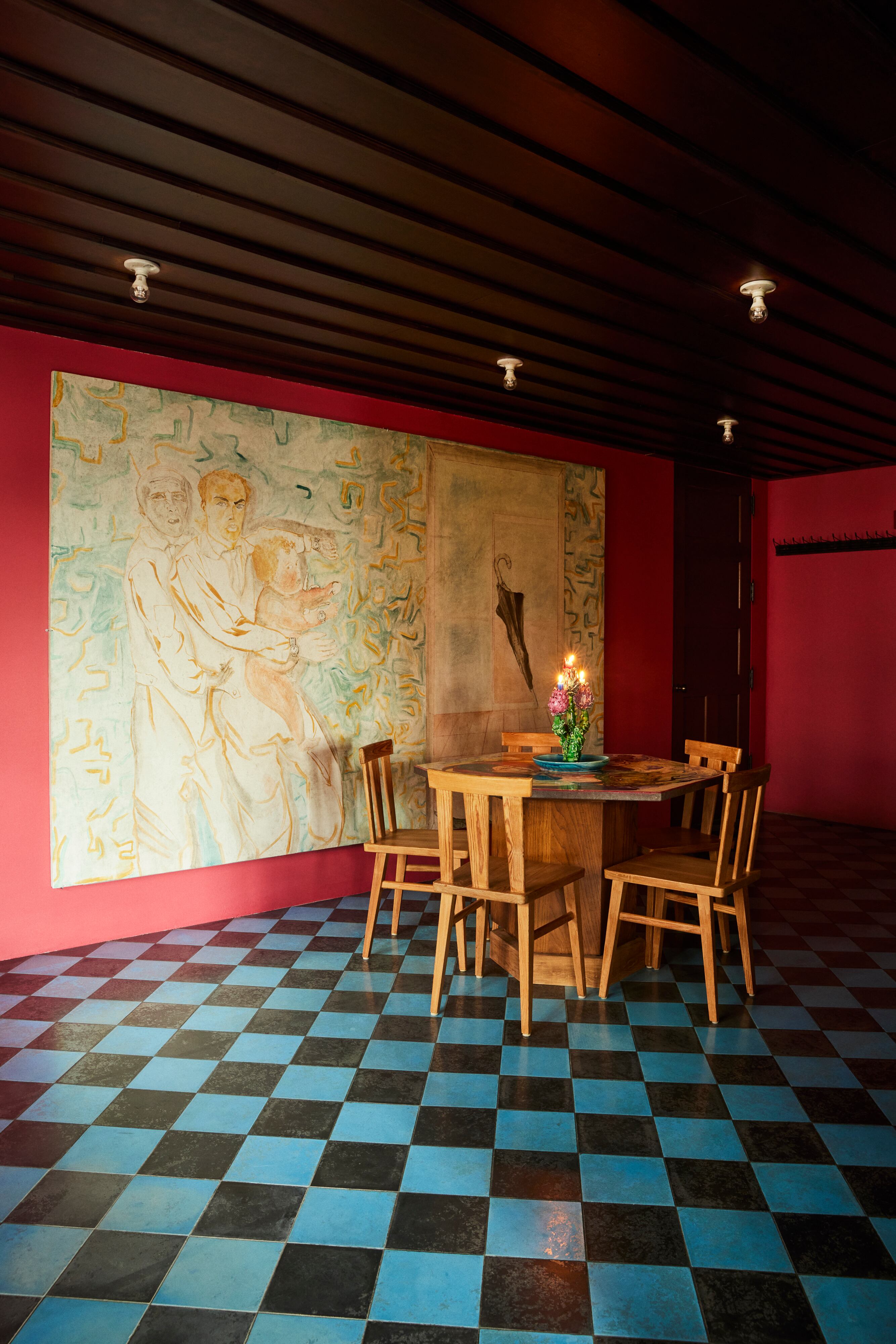 Los candelabros de la mesa están diseñados por la hermana de Schnabel, la escultora Lola Montes, a quien ha dedicado una exposición en su galería del West Village recientemente. Francesco Clemente está presente con un mural de 1980 titulado 'Qui e ora?'.