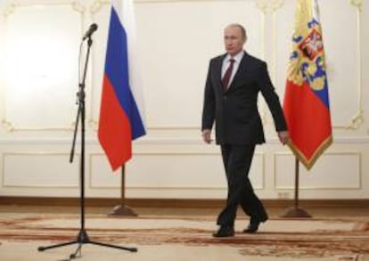 El presidente ruso, Vladimír Putin, se dispone a atender a los medios después de aprobar la extracción del primer tanque de crudo de la plataforma de Prirazlomnaya mediante una videoconfenrencia realizada desde la residencia estatal de Novo-Ogaryovo a las afueras de Moscú (Rusia), hoy, jueves 18 de abril de 2014. Previamente, Putin celebró una reunión con el consejero delegado de la petrolera anglo-holandesa Shell, Ben van Beurden (no fotografiado), a quien le mostró su apoyo a los planes de Shell de expandir su negocio en Rusia, según apuntan informaciones locales.