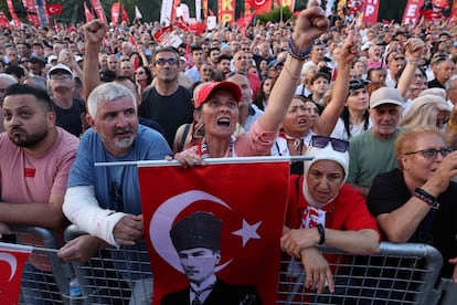 Manifestación de protesta por el encarcelamiento del alcalde Estambul, Ekrem Imamoglu, el 1 de julio.