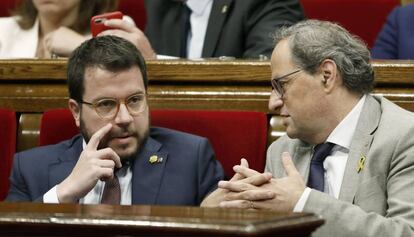 Pere Aragonès y el presidente de la Generalitat, Quim Torra, en el Parlament.
 