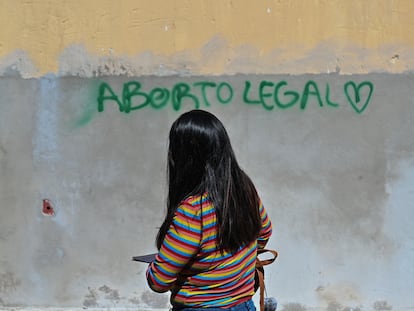 Una mujer ante un cartel pro aborto en San Cristóbal de las Casas, Chiapas, Mexico, en enero de 2022.