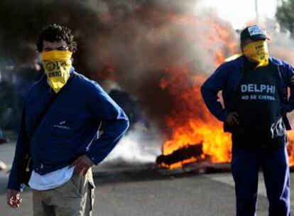 Trabajadores de Delphi, durante la protesta de ayer en Cádiz.