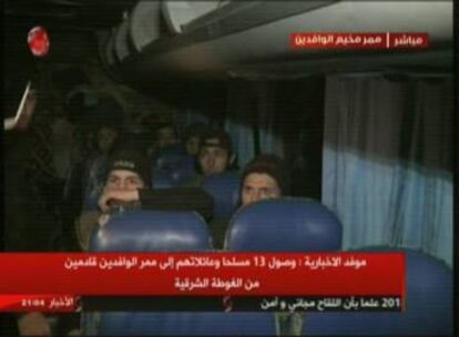 Imagen de la televisión siria donde aparecen combatientes del grupo rebelde Hayat Tahrir al Sham.