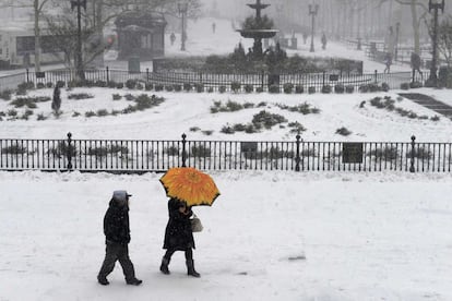 Dos personas pasean por Borough Hall en Brooklyn