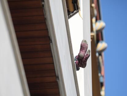 Un vecino descansa con los pies al aire en su terraza cuando los balcones y ventanas han tomado protagonismo en estos días de confinamiento en casa.
