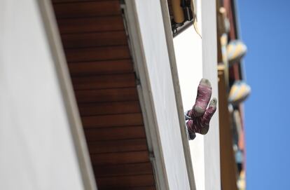 Un vecino descansa con los pies al aire en su terraza cuando los balcones y ventanas han tomado protagonismo en estos días de confinamiento en casa.