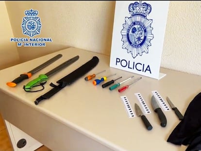 Algunas de las armas incautadas a los pandilleros tras la agresión del sábado en Carabanchel.