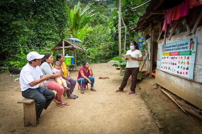 Verónica Espinoza, nutricionista, acompaña a Yudy Chilingano a los hogares para informar sobre cómo alimentarse mejor en el día a día. Pertenece al hospital de Pangoa y mediante un convenio, realiza talleres de nutrición y apoyo en las campañas de desparasitación. Han sido formadas un total de 240 personas entre padres, madres e hijos.