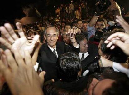 Álvaro Colom saluda a sus seguidores en la noche del domingo en la ciudad de Guatemala.