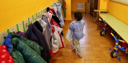 Un alumno cuelga su abrigo. 