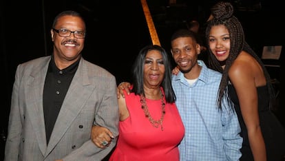 De izquierda a derecha, la pareja de Aretha Franklin Willie Wilkerson; Aretha; su hijo Kecalf Cunningham; y su nieta Victorie Cunnigham.