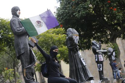 Una feminista alza una bandera intervenida en la denominada 'antigrita' de la Independencia, en Jalisco.