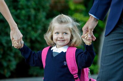 Con uniforme, mochila rosa, de la mano de sus padres y con una sonrisa picarona a las puertas del colegio Santa María de los Rosales, en Aravaca (Madrid), la infanta Leonor, con apenas tres años, exclamó a los periodistas que esperaban en la puerta: “Voy al cole de mayores”. En este centro madrileño, junto a otros 22 alumnos, comenzaría su formación escolar la heredera al trono de España en 2008.