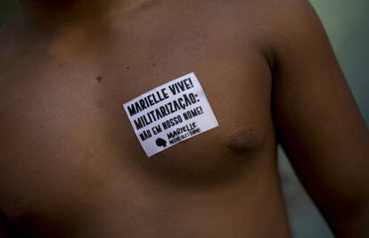 Um homem com um adesivo "Marielle vive!", durante o desfile de um bloco de rua no Rio de Janeiro, no Carnaval 2019. 