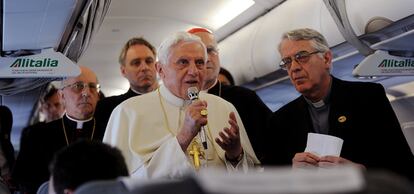 El Papa Benedicto XVI realiza una declaración a la prensa durante su viaje a Portugal.