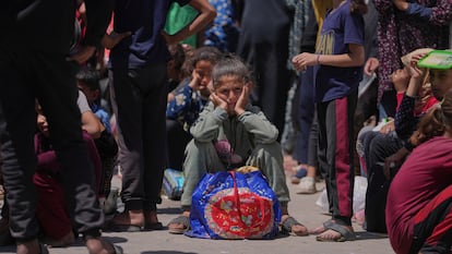Una niña palestina espera para recoger alimentos, en Deir al Balah, en Gaza, este viernes. 