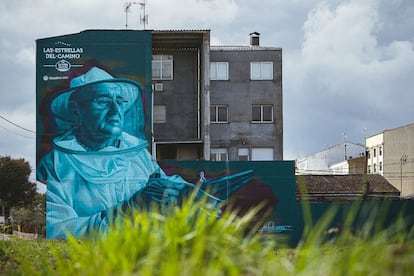 Estrella Galicia rinde homenaje a las personas que mantienen vivo el espíritu del Camino de Santiago a pie de ruta. El artista gallego Mon Devane pone rostro a algunos de los verdaderos protagonistas de la ruta xacobea a través de una serie de murales que conformarán una enorme galería artística de 140 kilómetros a lo largo de las últimas siete etapas del Camino francés.