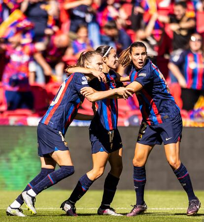 Hansen, Aitana Bonmatí y Patri Guijarro celebran uno de los tantos del Barcelona ante el Wolfsburgo.