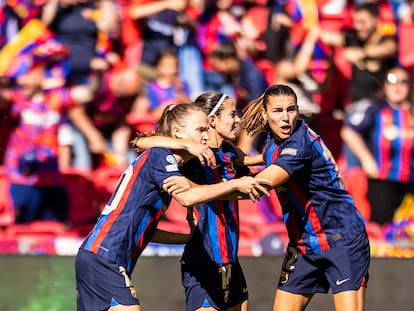 Hansen, Aitana Bonmatí y Patri Guijarro celebran uno de los tantos del Barcelona ante el Wolfsburgo.