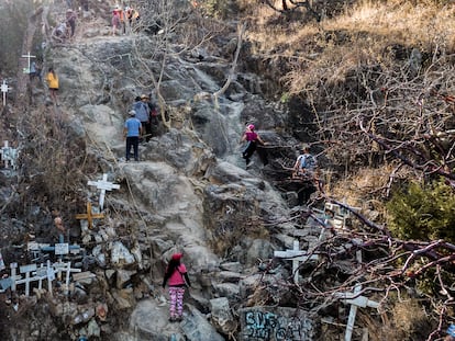 Peregrinos suben la parte más escarpada de la ruta, conocida como El Espinazo del Diablo en la región Valles del Estado de Jalisco con rumbo del santuario de la virgen del Rosario en el pueblo de Talpa de Allende el día 2 de abril de 2023. Miles de fieles católicos volvieron a la ruta del peregrino como se le conoce a esta peregrinación, tras 3 años de ausencia a consecuencia de la pandemia. La peregrinación data desde hace 200 años y acuden personas de toda la República mexicana. 