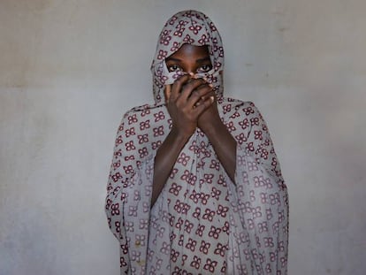 Hindatou tiene 23 años y dos hermanos menores, Mohammed, de 14, y Halisa, de 13. Provenientes del norte de Nigeria, fueron secuestrados por un grupo armado y pasaron varios meses en cautiverio antes de huir y reunirse con parte de su familia.