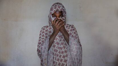Hindatou tiene 23 años y dos hermanos menores, Mohammed, de 14, y Halisa, de 13. Provenientes del norte de Nigeria, fueron secuestrados por un grupo armado y pasaron varios meses en cautiverio antes de huir y reunirse con parte de su familia.