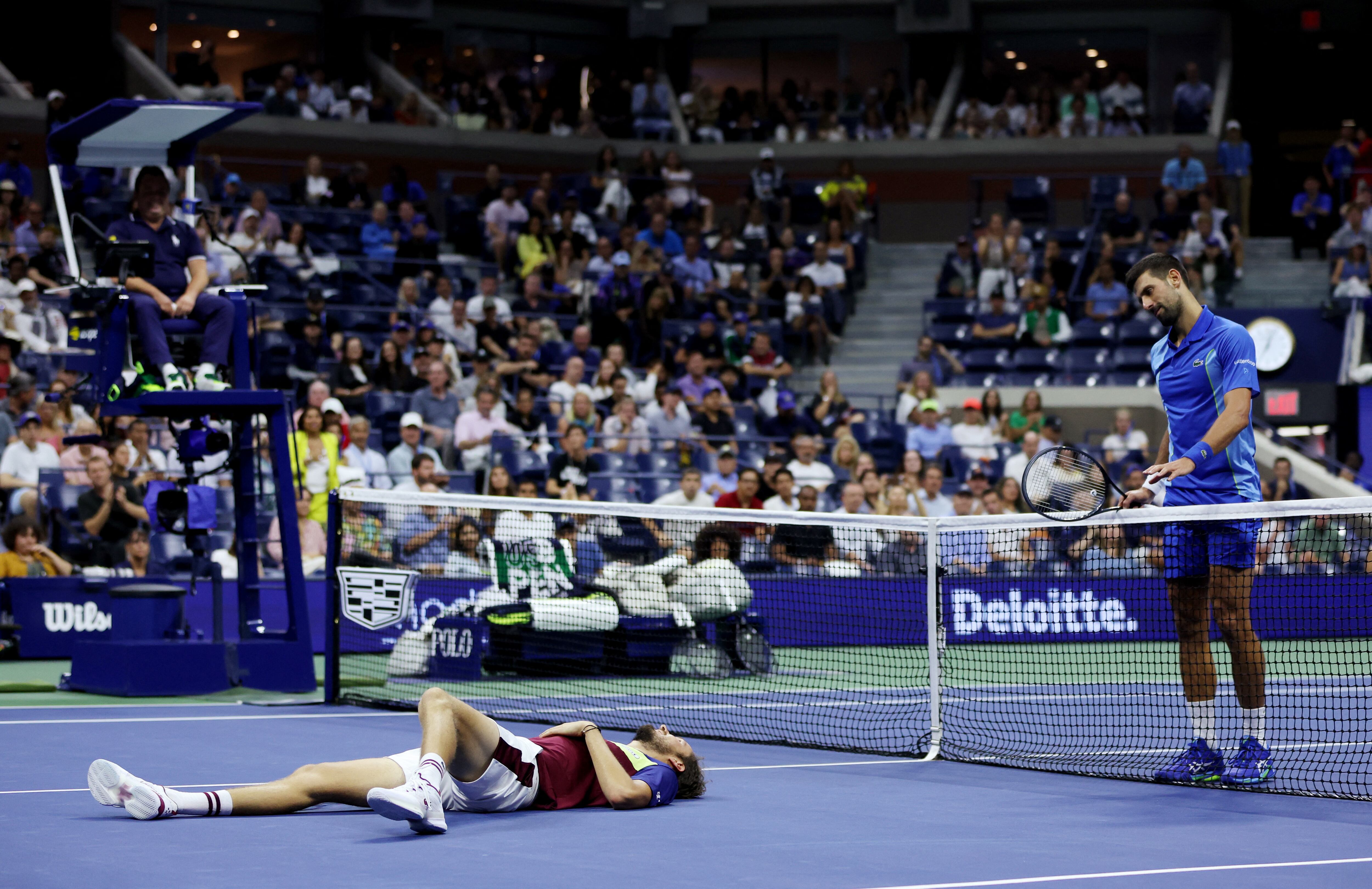 Djokovic se interesa por Medvedev tras una caída del ruso.