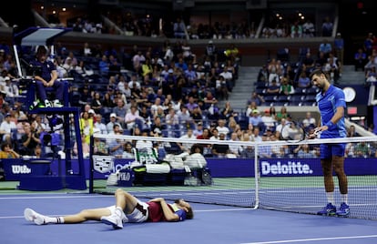 Djokovic se interesa por Medvedev tras una caída del ruso.