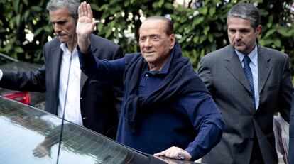 Silvio Berlusconi saluda a su salida del hospital de Mil&aacute;n, a principios de junio. 