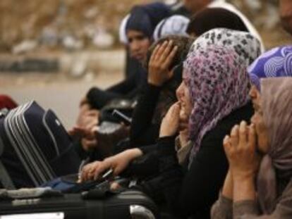 Palestinas esperan para salir de Gaza hacia Egipto por el paso de Rafah.