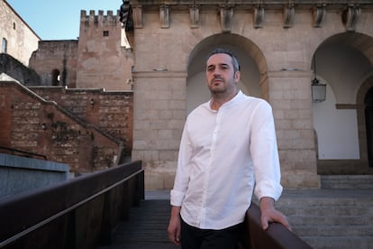 Mario Estévez, profesor de la Facultad de Veterinaria de la Universidad de Extremadura, en la plaza Mayor de Cáceres, el miércoles.