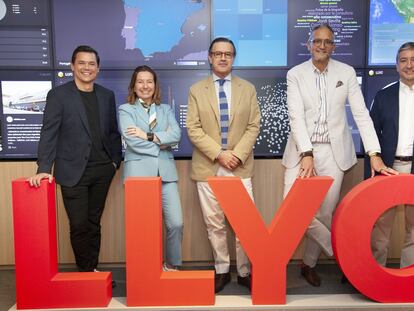 De izquierda a derecha: Adolfo Corujo (CEO de Deep Digital), Luisa García (COO Global), José Antonio Llorente (socio fundador y presidente de LLYC), Alejandro Romero (CEO Global) y Luis Miguel Peña (CEO Europa).