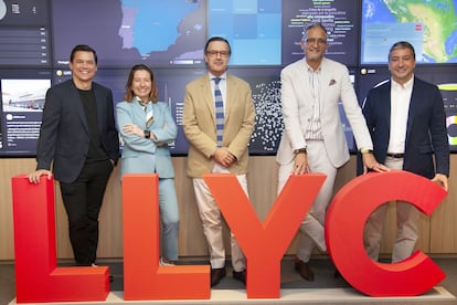 De izquierda a derecha: Adolfo Corujo (CEO de Deep Digital), Luisa García (COO Global), José Antonio Llorente (socio fundador y presidente de LLYC), Alejandro Romero (CEO Global) y Luis Miguel Peña (CEO Europa).