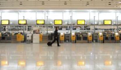 Un pasajero camina junto a los mostradores de la compañía aérea Lufthansa en el aeropuerto de Múnich. EFE/Archivo