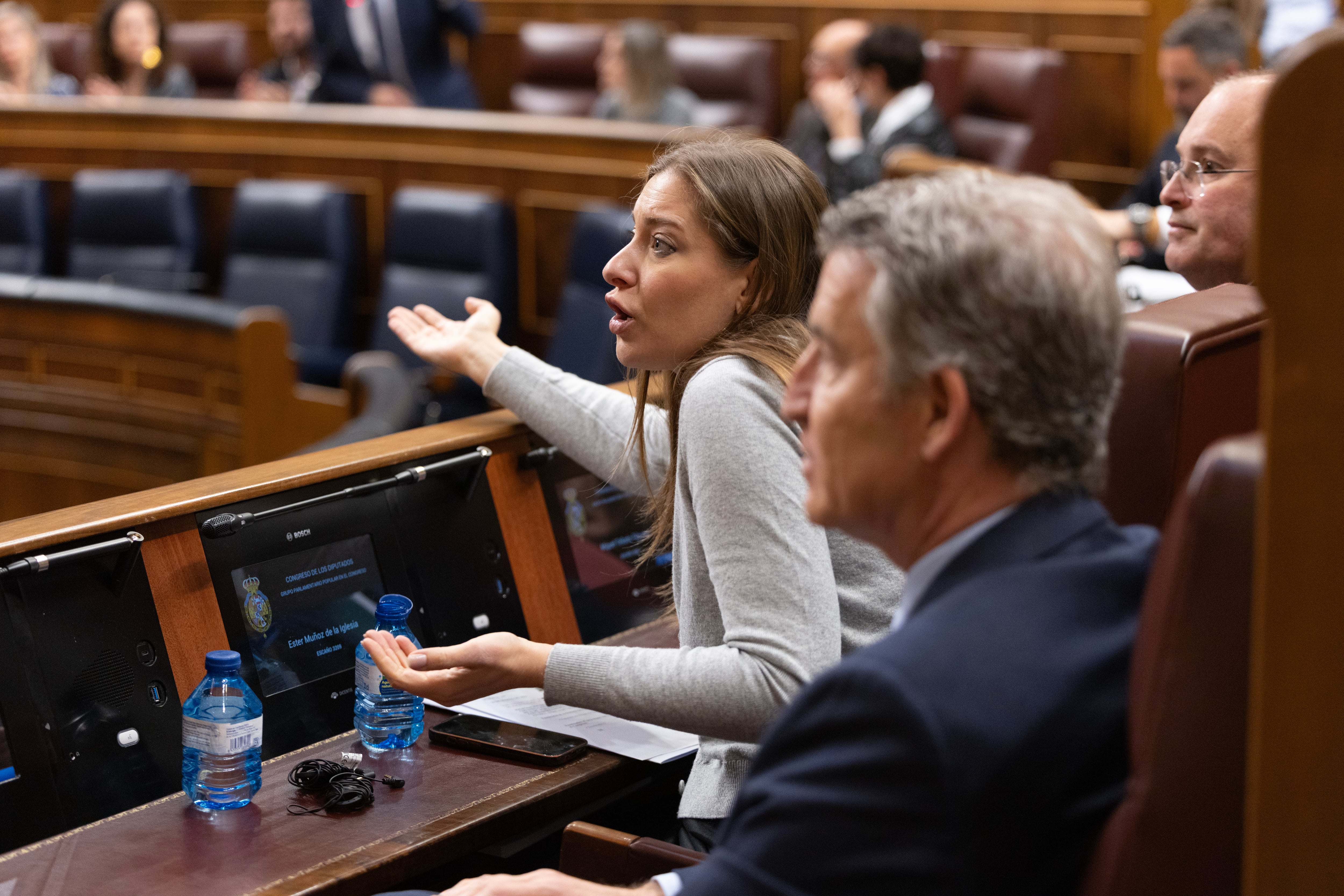 La portavoz parlamentaria del PP, Esther Muñoz, junto a Alberto Núñez Feijóo, este jueves en el Congreso.