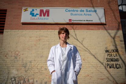 Belén Salomón, pediatra del centro de salud Buenos Aires, en el distrito de Puente de Vallecas (Madrid) el lunes a la salida del ambulatorio.